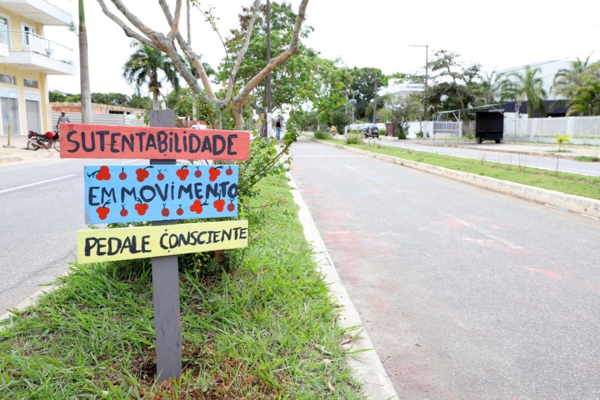 Jovens em Quissamã instalam placas educativas em ciclovias, incentivando a preservação ambiental - Foto: Divulgação