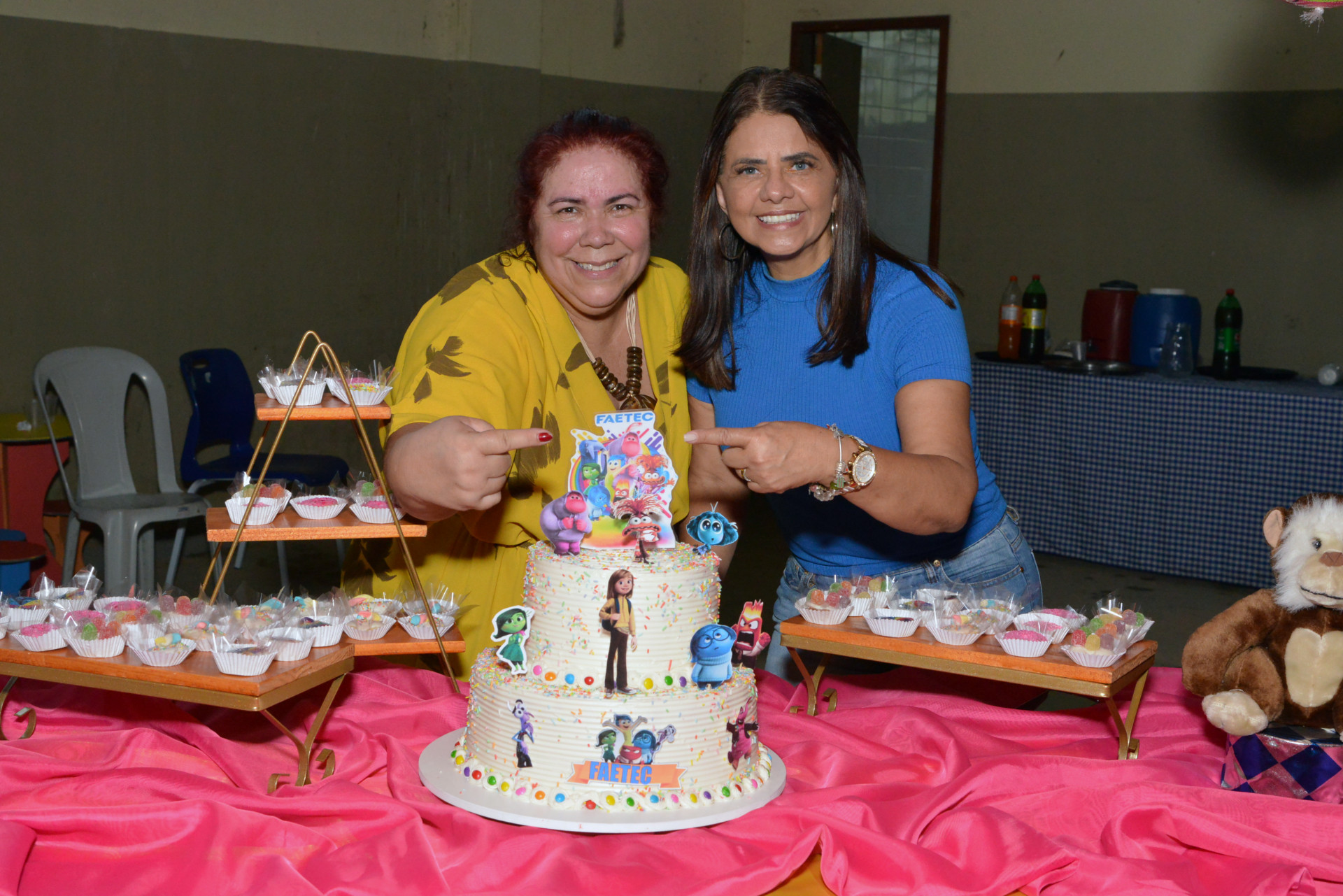 Para as gestora da Faetec Nilópolis e da ETE, Márcia Cristina D?Anunciação e Patrícia Monteiro, a festa garante integração entre os alunos e professores - Divulgação / Faetec