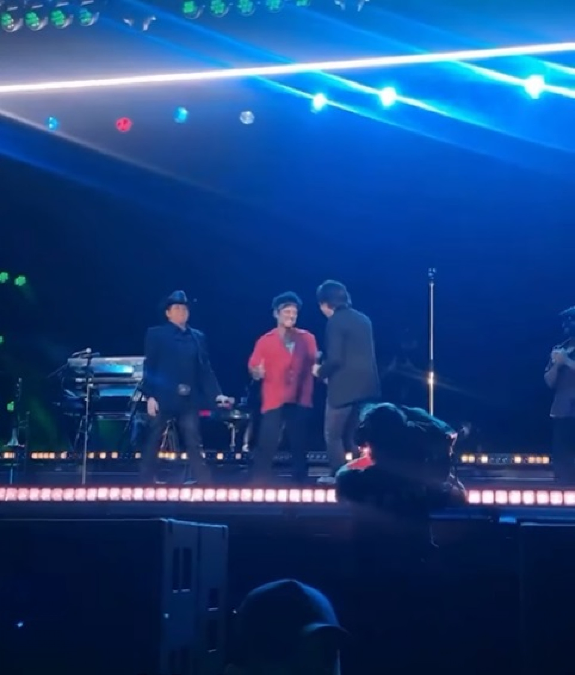 Chitãozinho e Xororó participam de show de Bruno Mars - Reprodução de vídeo