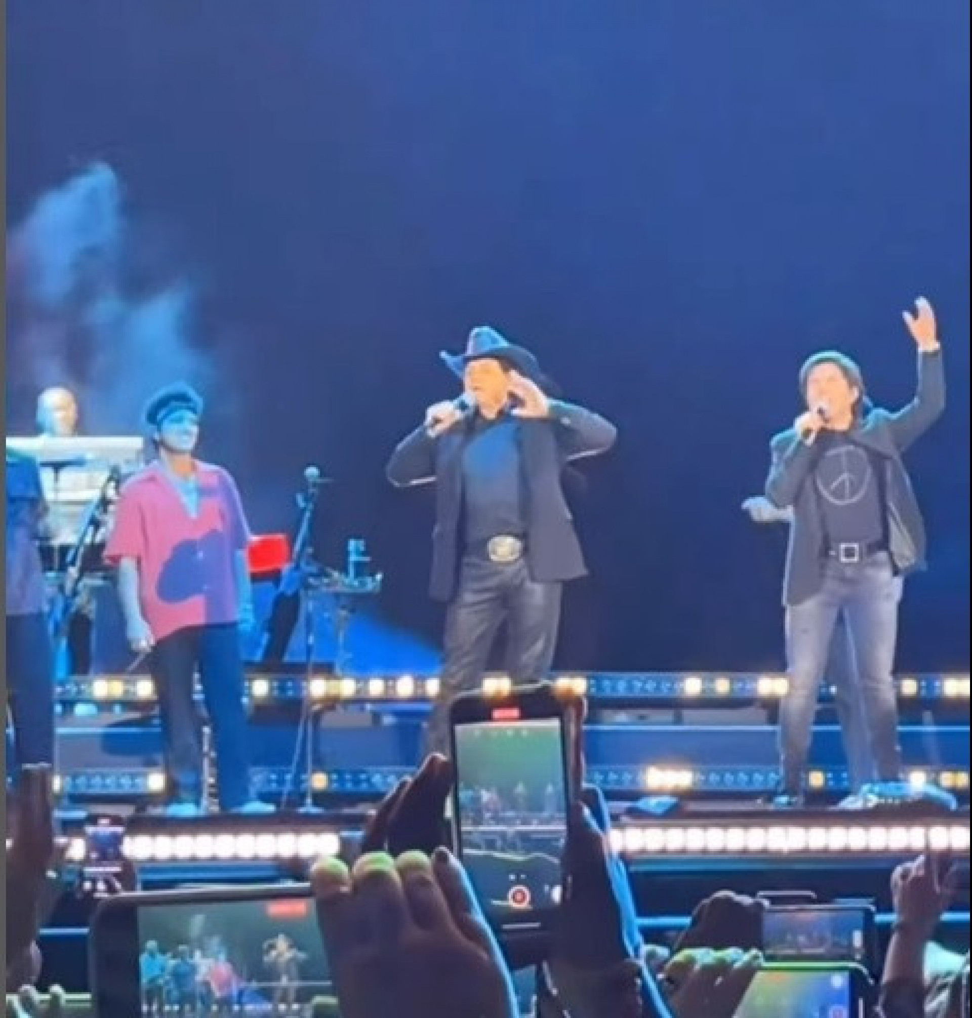 Chitãozinho e Xororó participam de show de Bruno Mars - Reprodução de vídeo