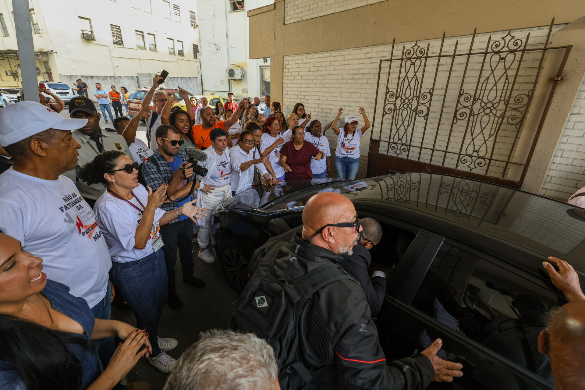 Manifestantes n&atilde;o permitiram a entrada de novos funcion&aacute;rios no Hospital Federal de Bonsucesso - Renan Areias/Ag&ecirc;ncia O Dia