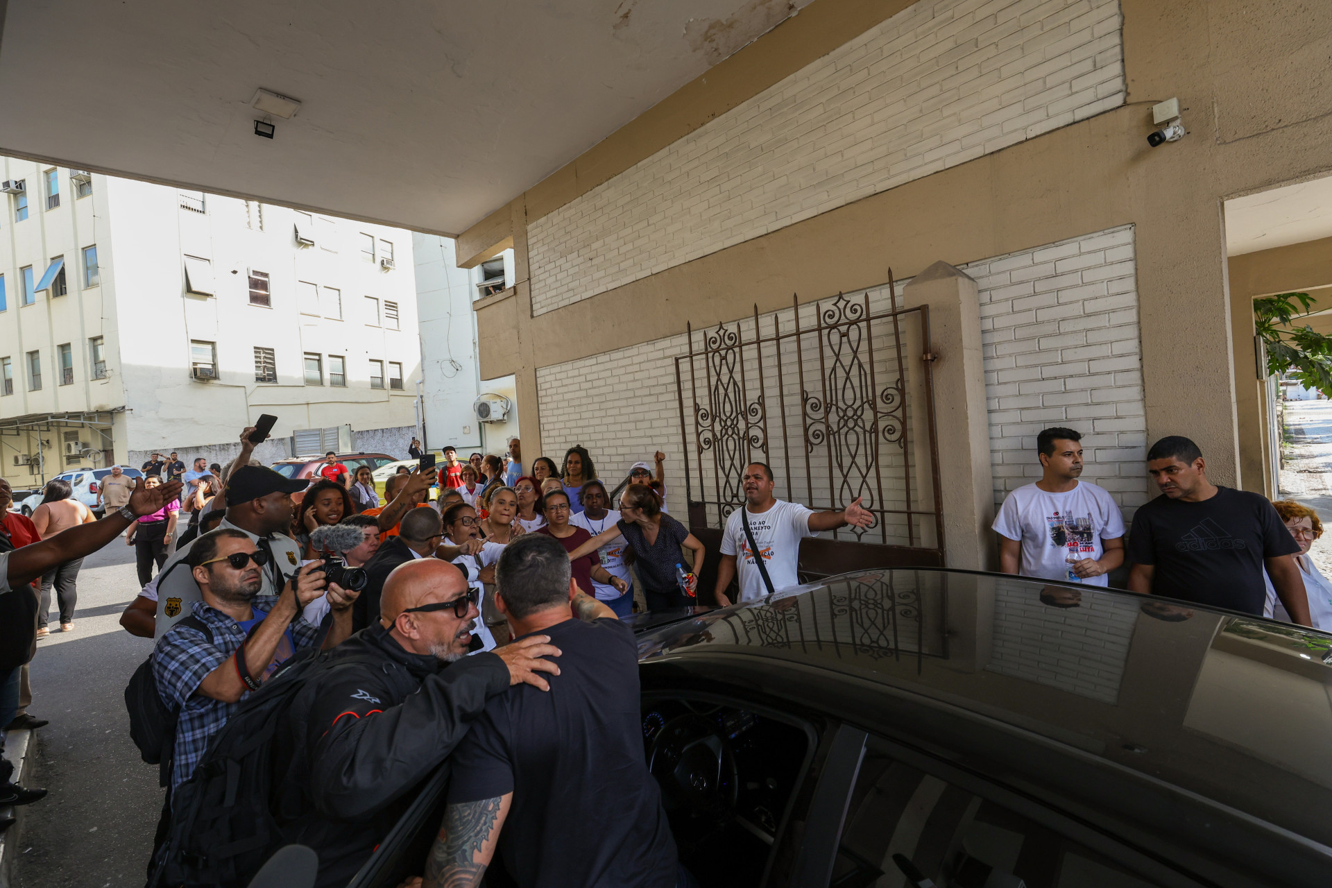 Manifestantes n&atilde;o permitiram a entrada de novos funcion&aacute;rios no Hospital Federal de Bonsucesso - Renan Areias/Ag&ecirc;ncia O Dia