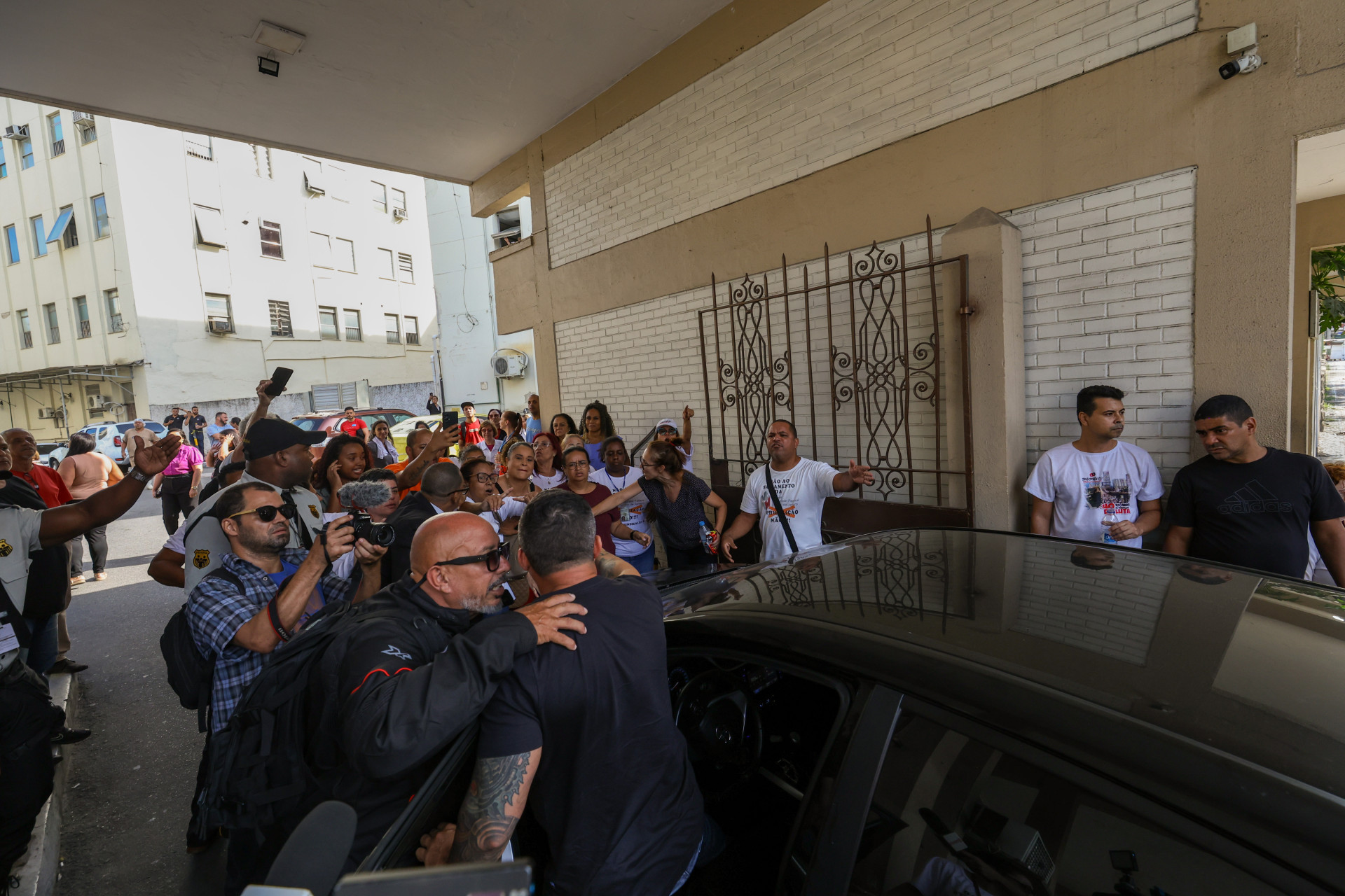 Manifestantes n&atilde;o permitiram a entrada de novos funcion&aacute;rios no Hospital Federal de Bonsucesso - Renan Areias/Ag&ecirc;ncia O Dia