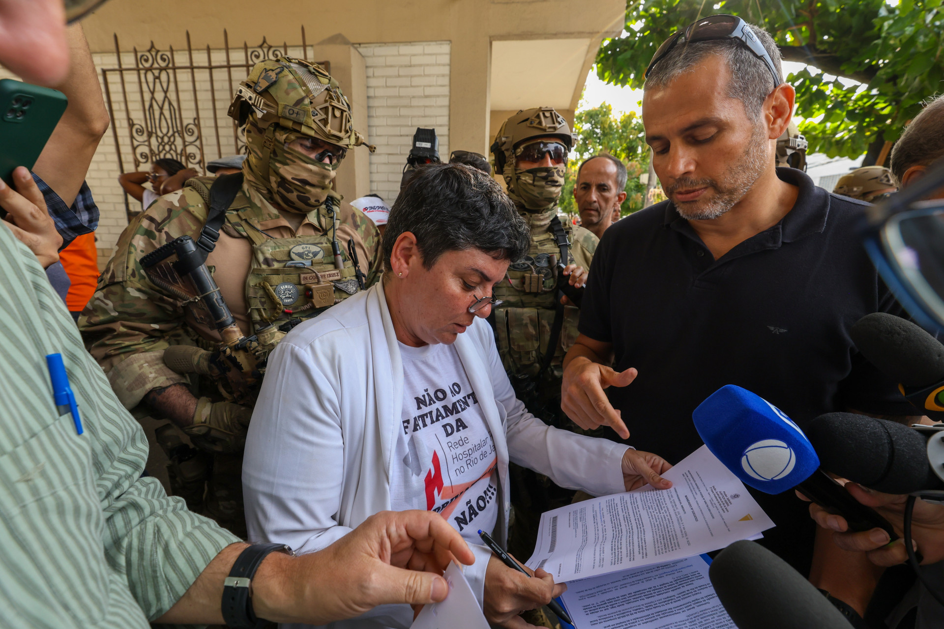 Cristiane Gerardo, dirigente do Sindsprev, recebeu a intima&ccedil;&atilde;o para deixar o local - Renan Areias/Ag&ecirc;ncia O Dia