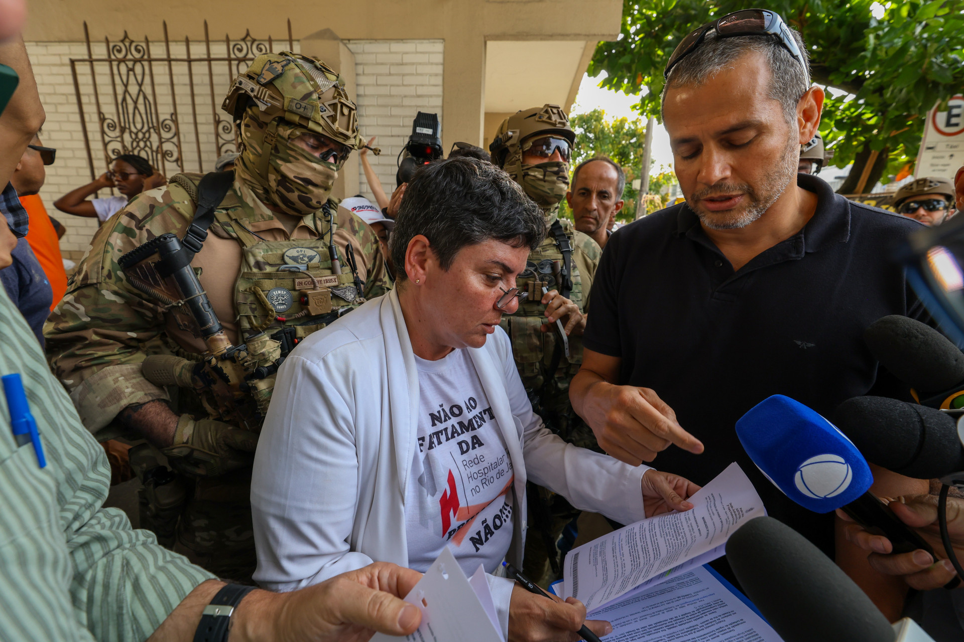 Cristiane Gerardo, dirigente do Sindsprev, recebeu a intima&ccedil;&atilde;o para deixar o local - Renan Areias/Ag&ecirc;ncia O Dia