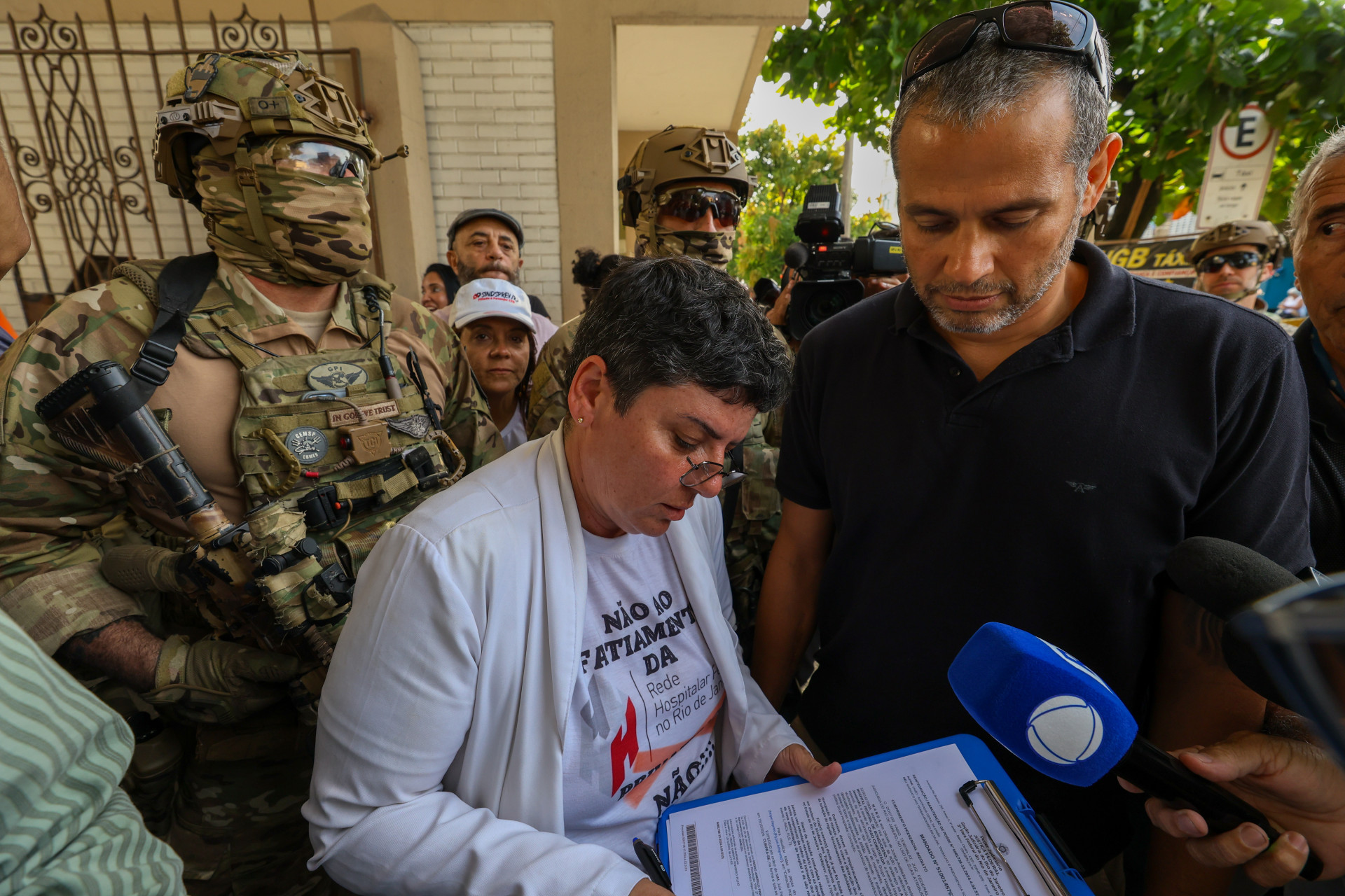 Cristiane Gerardo, dirigente do Sindsprev, recebeu a intima&ccedil;&atilde;o para deixar o local - Renan Areias/Ag&ecirc;ncia O Dia