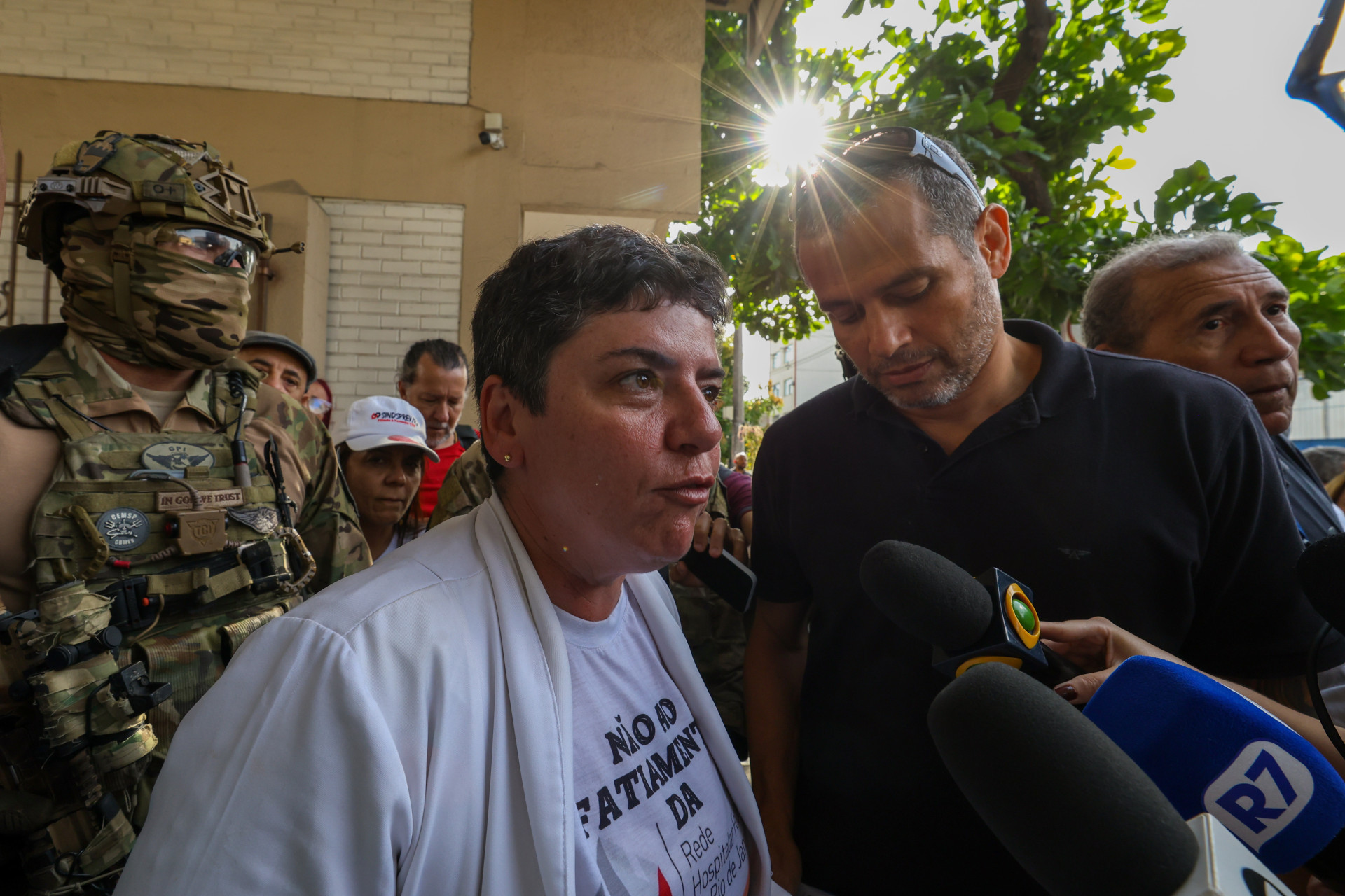 Cristiane Gerardo, dirigente do Sindsprev, recebeu a intima&ccedil;&atilde;o para deixar o local - Renan Areias/Ag&ecirc;ncia O Dia