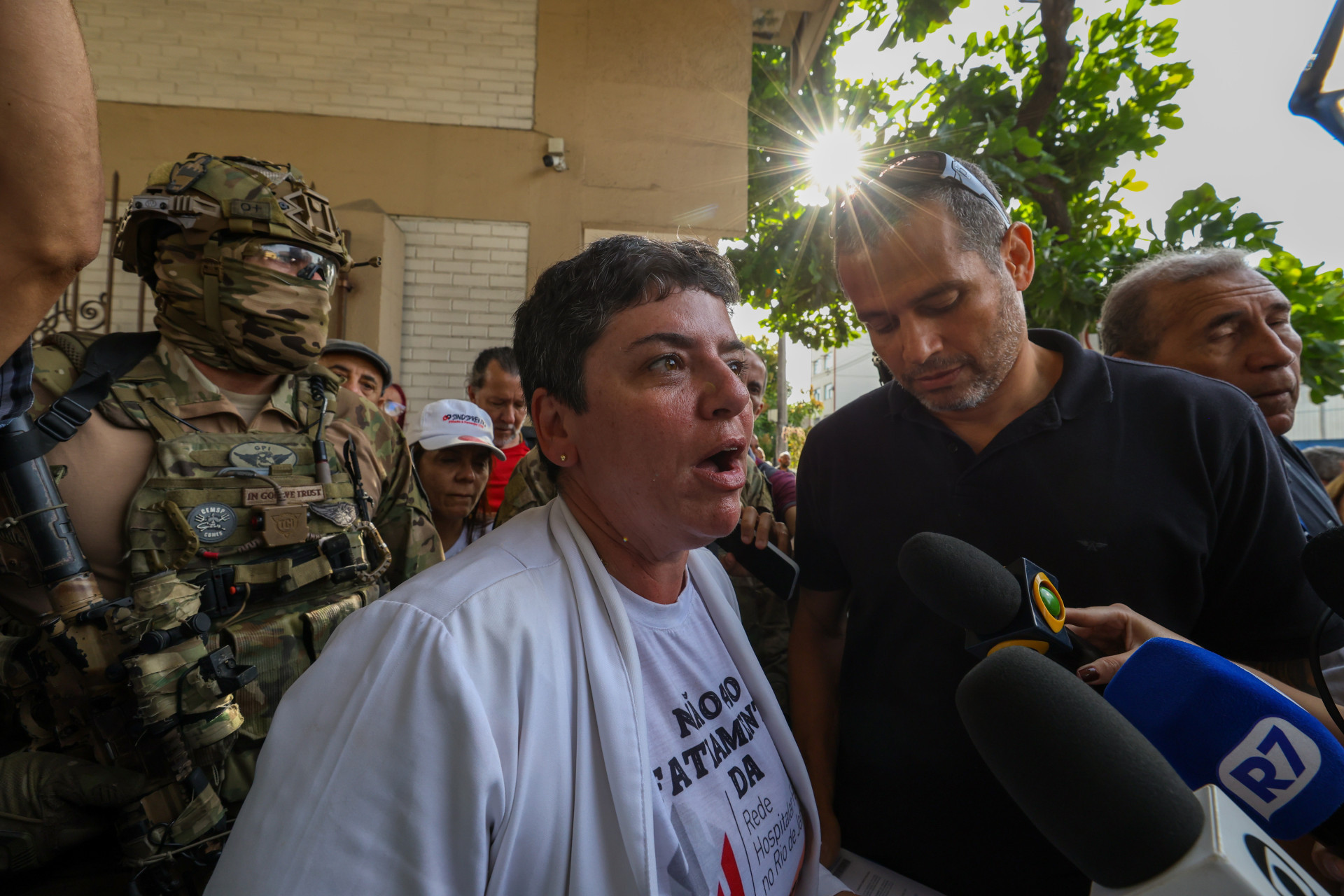 Cristiane Gerardo, dirigente do Sindsprev, recebeu a intima&ccedil;&atilde;o para deixar o local - Renan Areias/Ag&ecirc;ncia O Dia