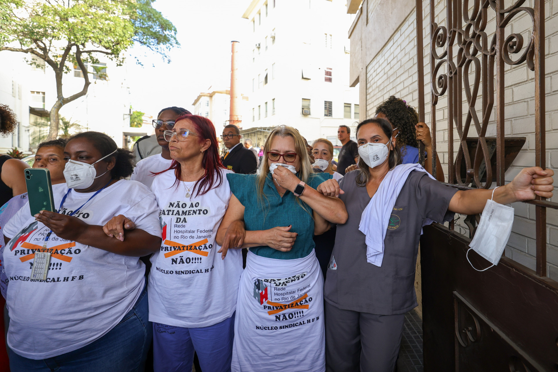 Manifestantes n&atilde;o permitiram a entrada de novos funcion&aacute;rios no Hospital Federal de Bonsucesso - Renan Areias/Ag&ecirc;ncia O Dia