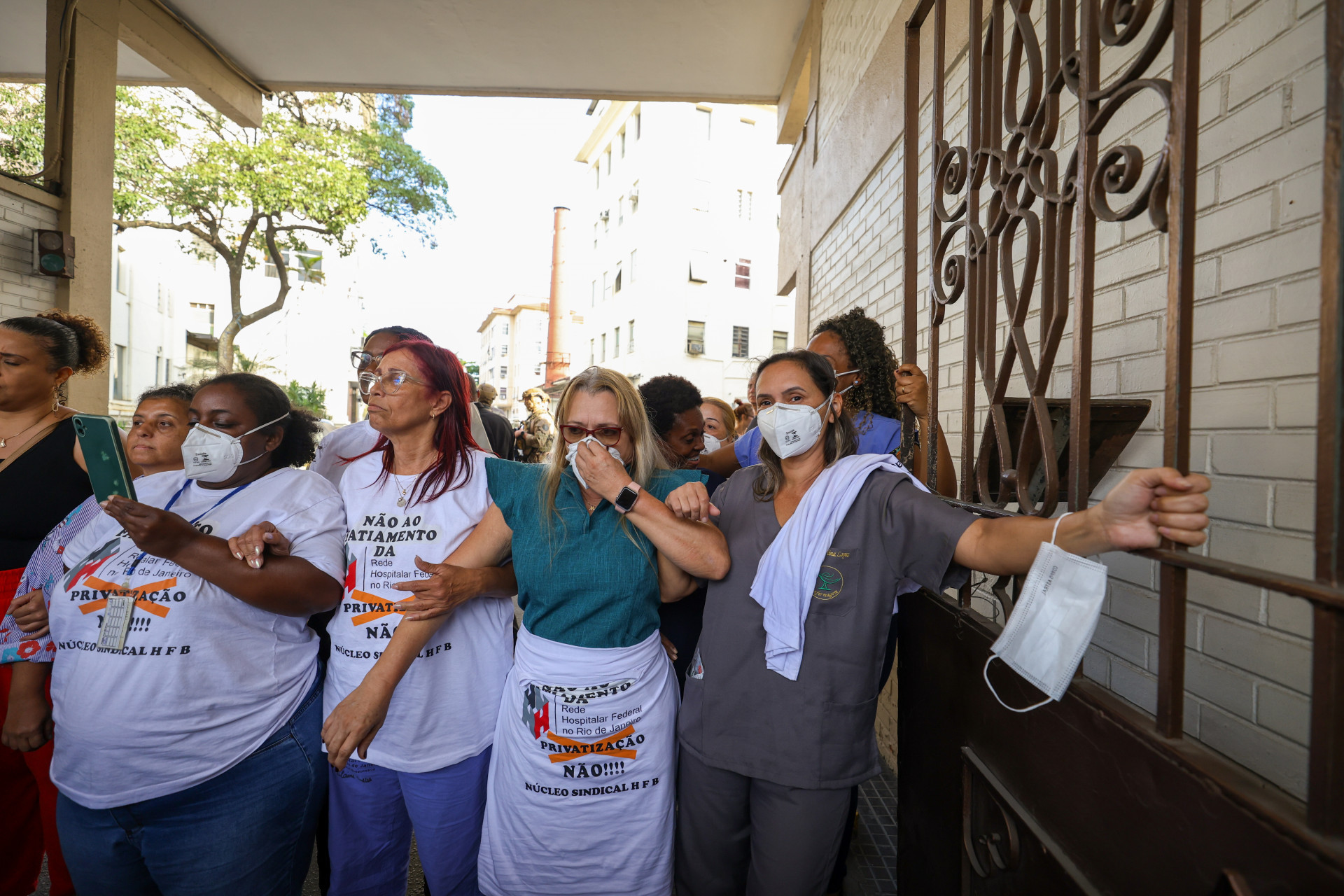 Manifestantes n&atilde;o permitiram a entrada de novos funcion&aacute;rios no Hospital Federal de Bonsucesso - Renan Areias/Ag&ecirc;ncia O Dia