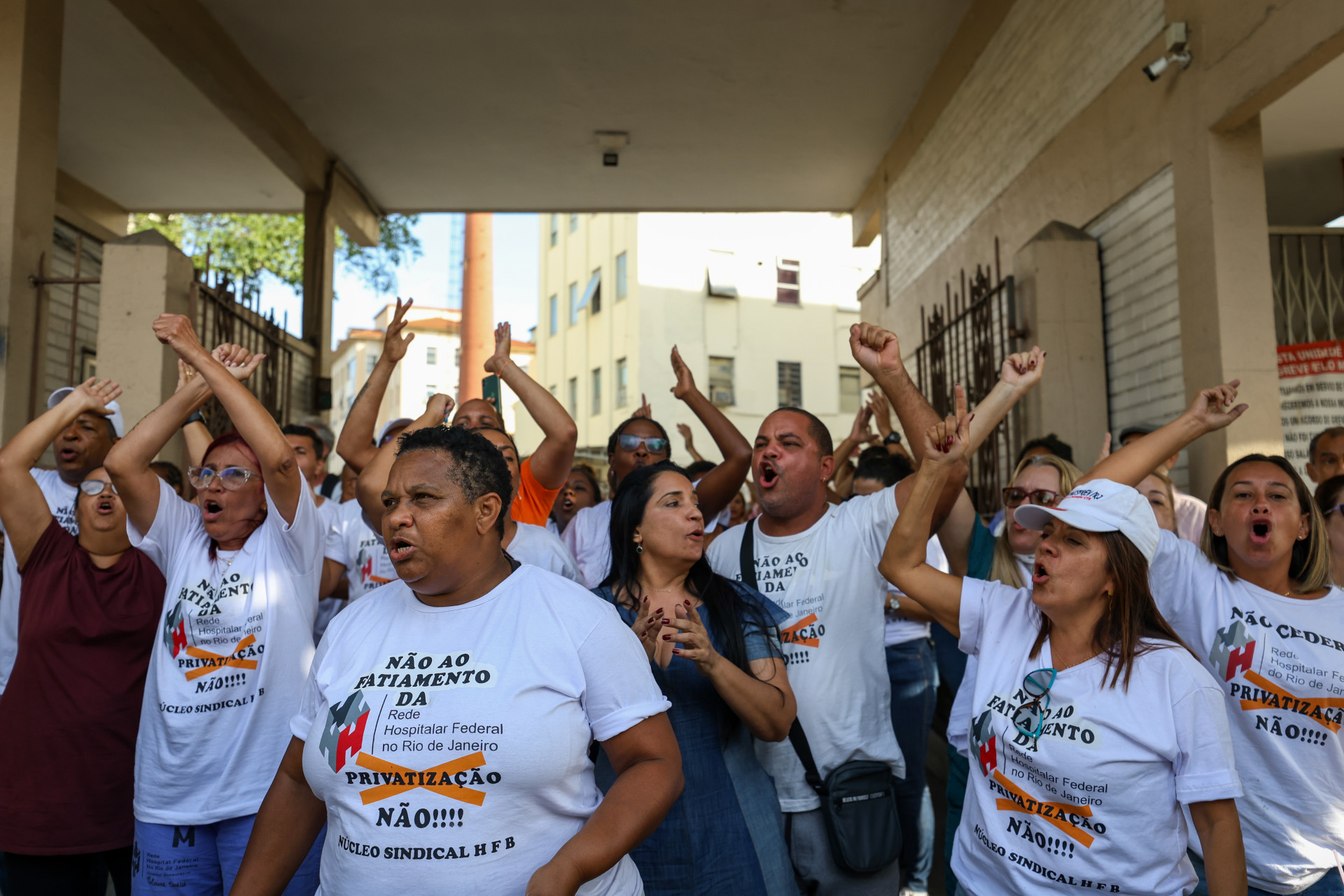 Manifestantes n&atilde;o permitiram a entrada de novos funcion&aacute;rios no Hospital Federal de Bonsucesso - Renan Areias/Ag&ecirc;ncia O Dia