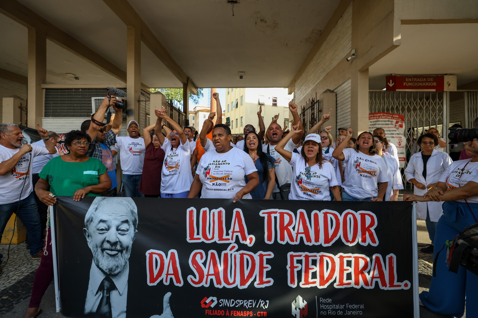 Manifestantes n&atilde;o permitiram a entrada de novos funcion&aacute;rios no Hospital Federal de Bonsucesso - Renan Areias/Ag&ecirc;ncia O Dia