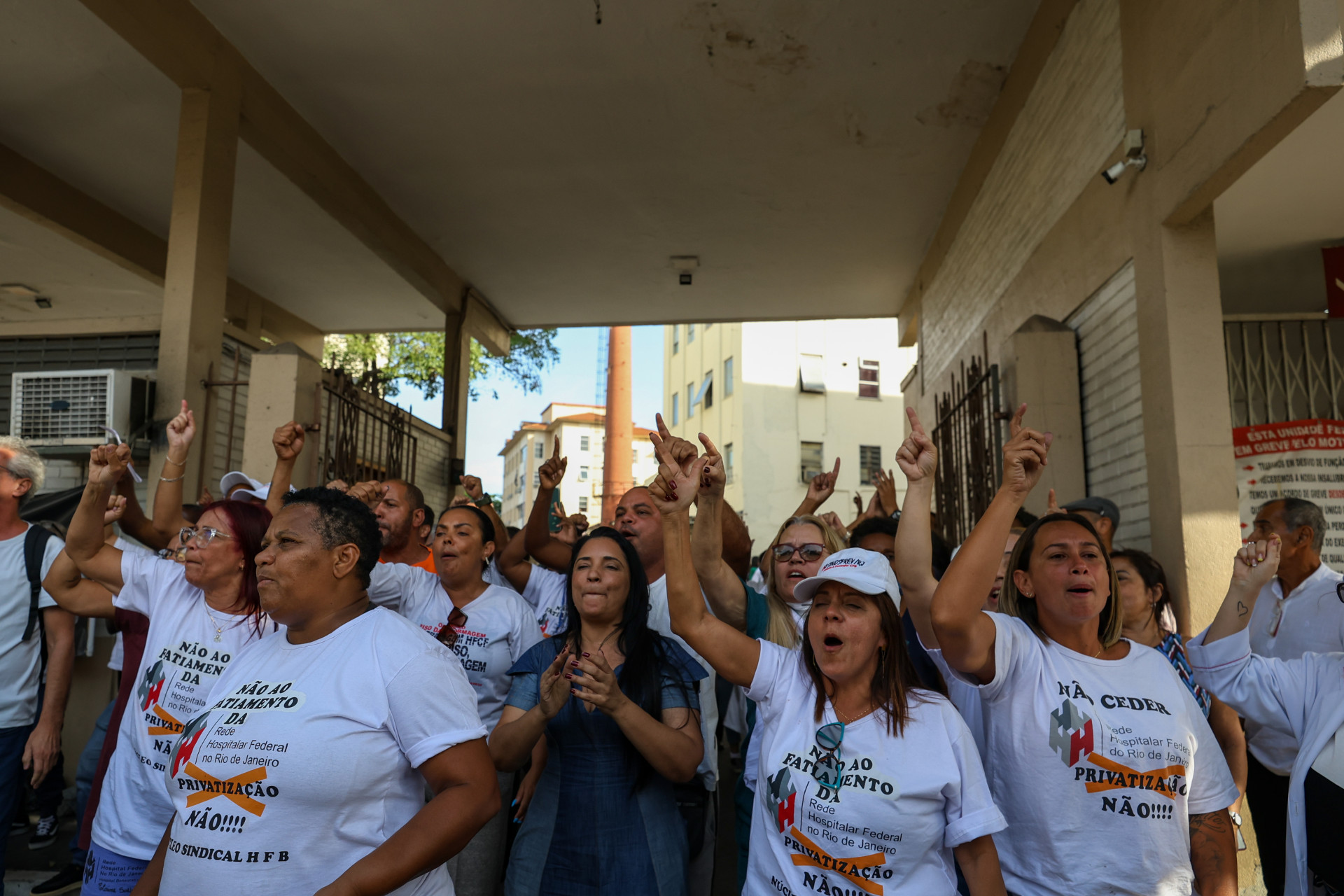 Manifestantes n&atilde;o permitiram a entrada de novos funcion&aacute;rios no Hospital Federal de Bonsucesso - Renan Areias/Ag&ecirc;ncia O Dia