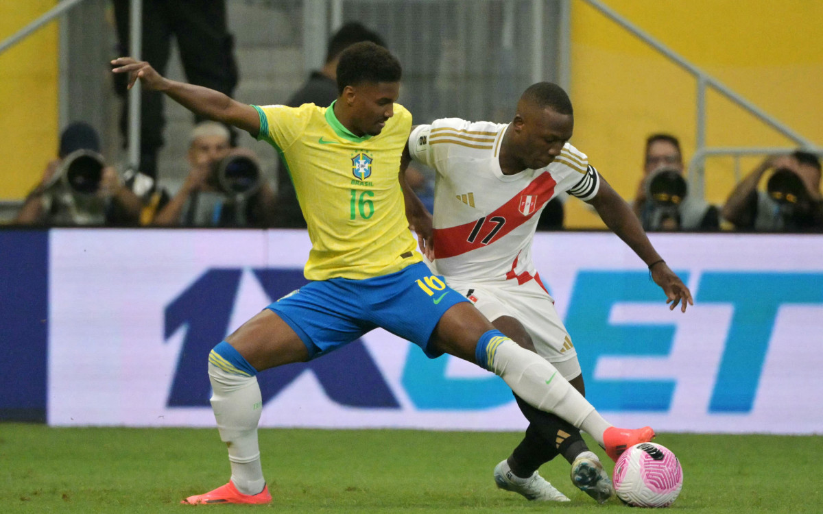 Brazil\'s defender #16 Abner and Peru\'s defender #17 Luis Advincula fight for the ball during the 2026 FIFA World Cup South American qualifiers football match between Brazil and Peru at the Mane Garrincha stadium in Brasilia on October 15, 2024.
