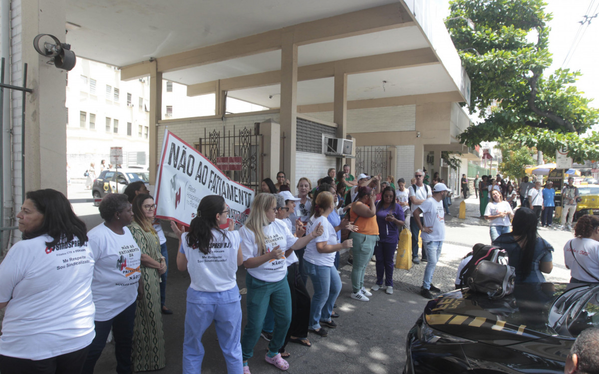 Manifestação no Hospital Federal de Bonsucesso, nesta terça-feira (15).
