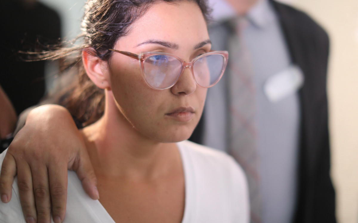 Biomédica Jacqueline Iris Bacellar, que assinou exames com laudos negativos de HIV para pacientes de transplantes, se apresentou na Cidade da Polícia, nesta terça-feira (15).