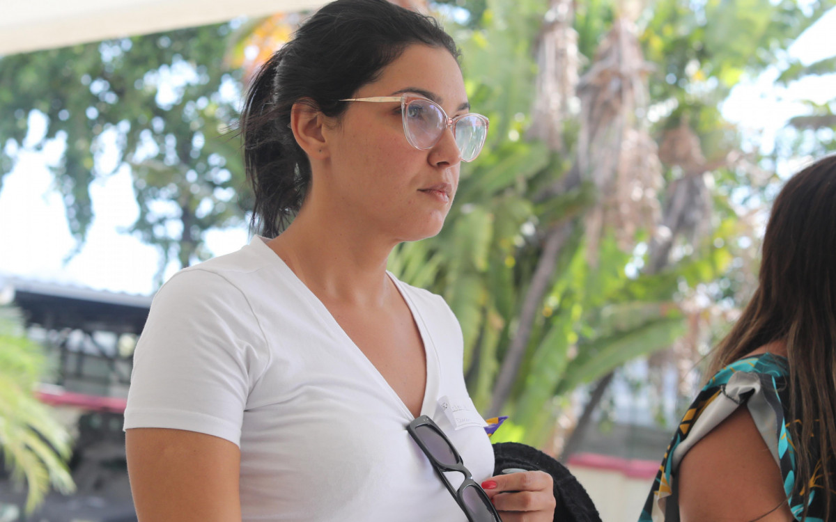 Biomédica Jacqueline Iris Bacellar, que assinou exames com laudos negativos de HIV para pacientes de transplantes, se apresentou na Cidade da Polícia, nesta terça-feira (15).