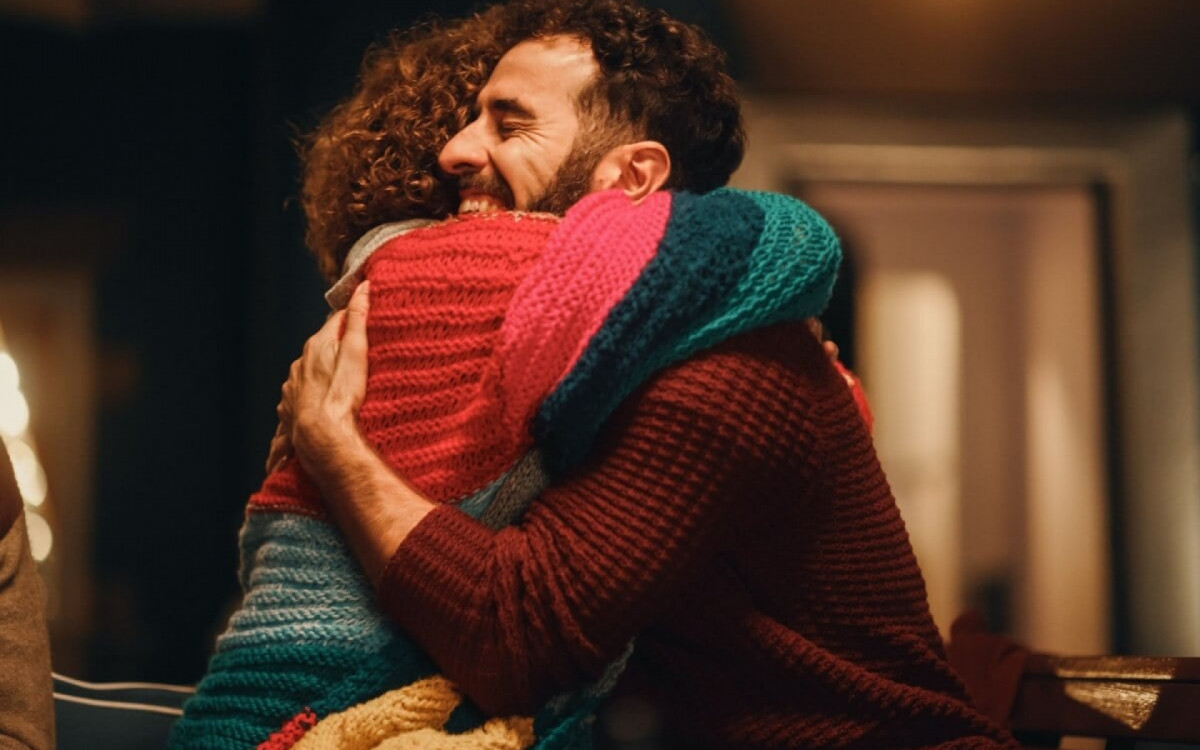 O abra&ccedil;o pode ser um gesto simples, mas traz diversos benef&iacute;cios para a sa&uacute;de f&iacute;sica e mental (Imagem: Gorodenkoff | Shutterstock)