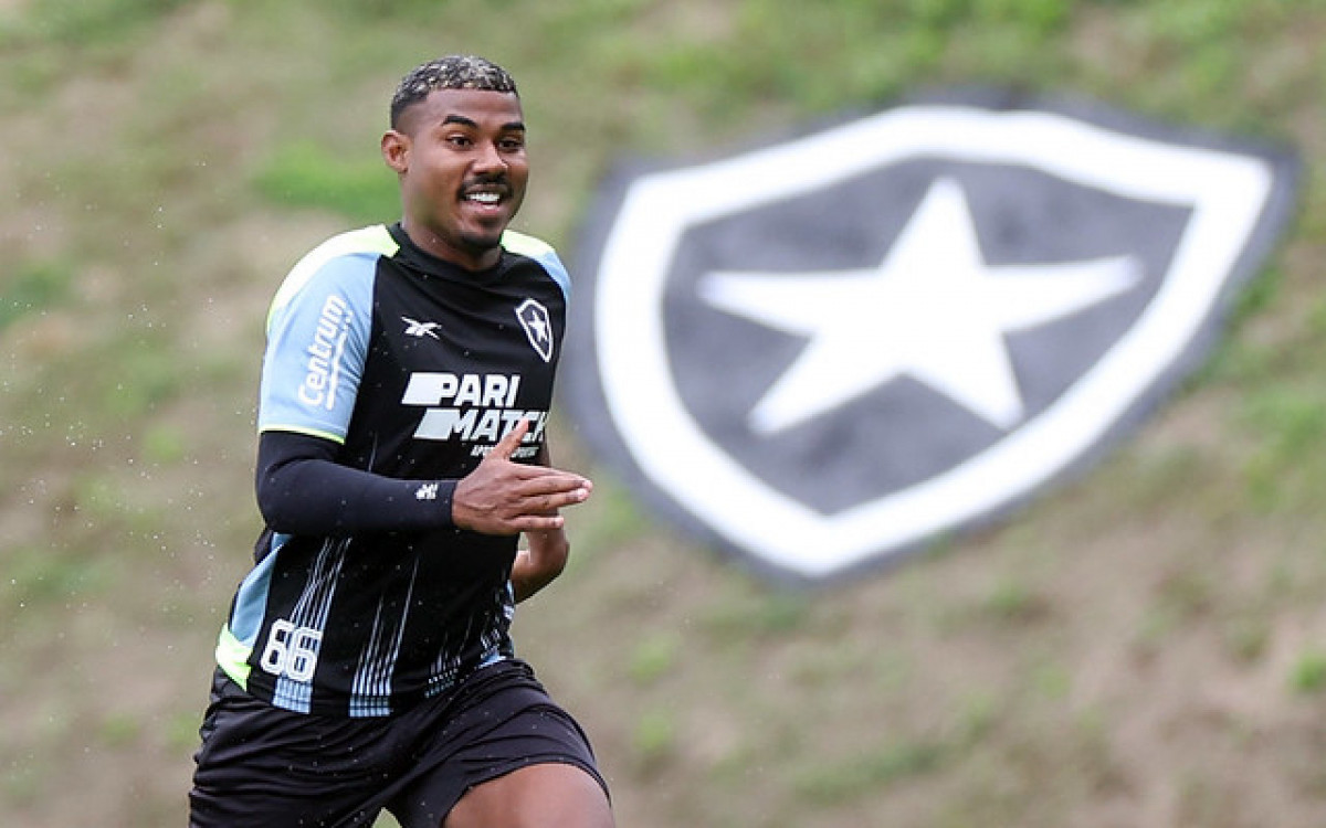 Cuiabano durante treino do Botafogo