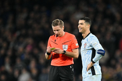 Cristiano Ronaldo se revolta com arbitragem em jogo de Portugal: 'Vai pra p...'