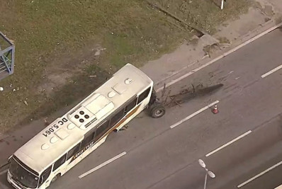 Ônibus perde eixo traseiro e três passageiros ficam feridos na Rodovia Washington Luiz