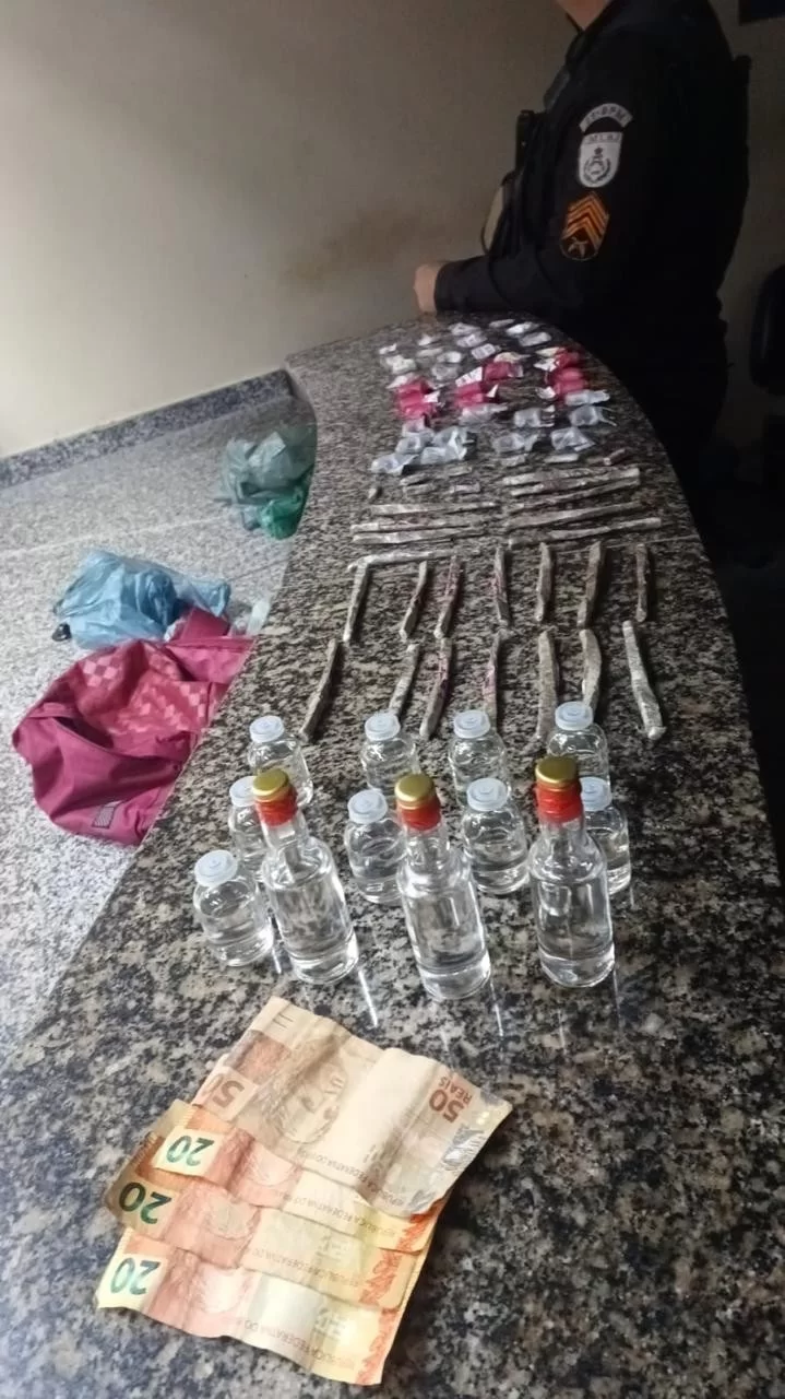 Dupla de adolescentes é apreendida com drogas pela Polícia Militar