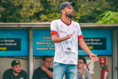 Técnico de time sub-11 empurra crianças para tirá-las de campo após eliminação