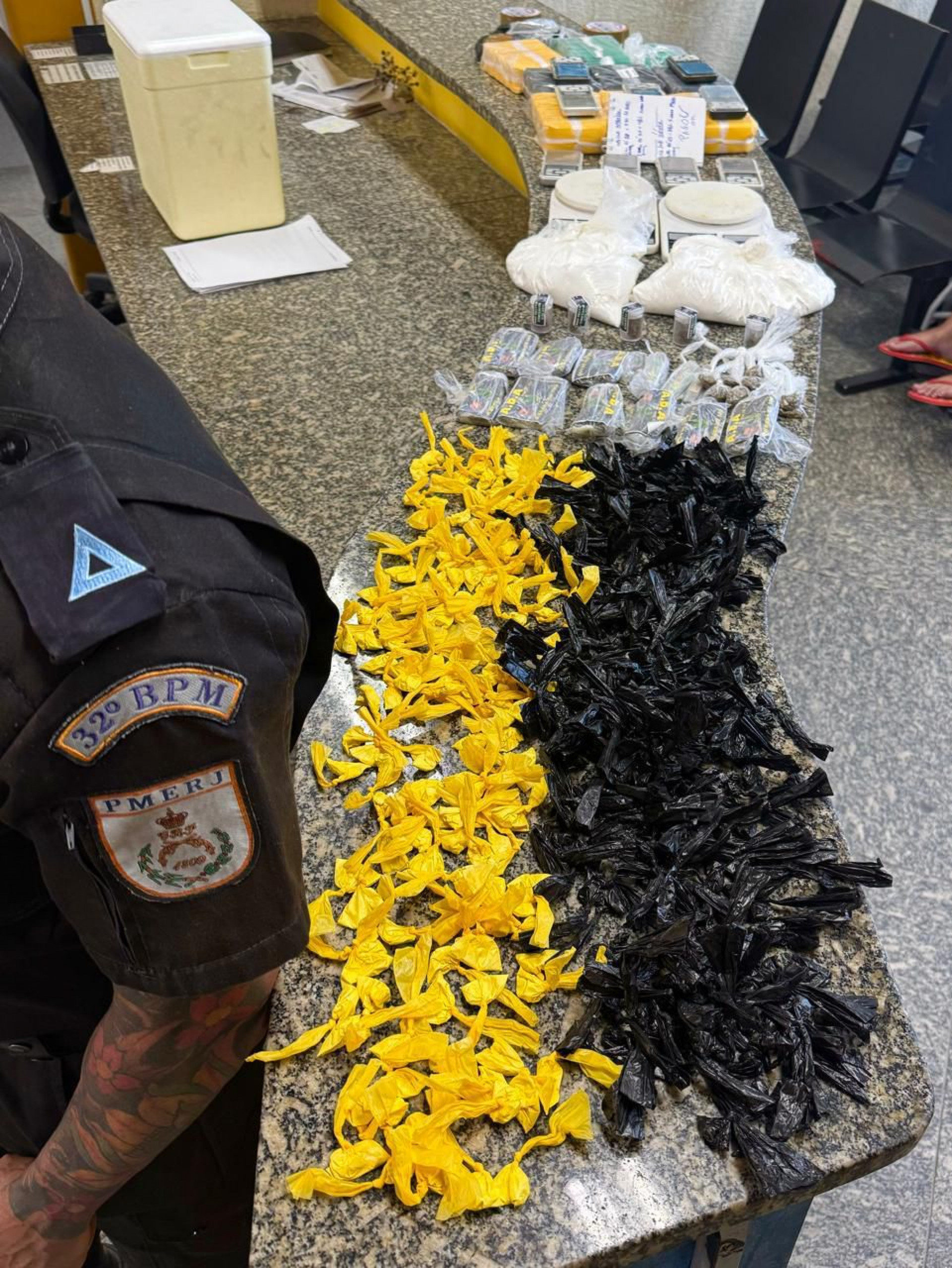 Material apreendido pela Polícia Militar durante operação no bairro Nova Holanda, em Macaé. A ação gerou grande prejuízo ao tráfico de drogas.
