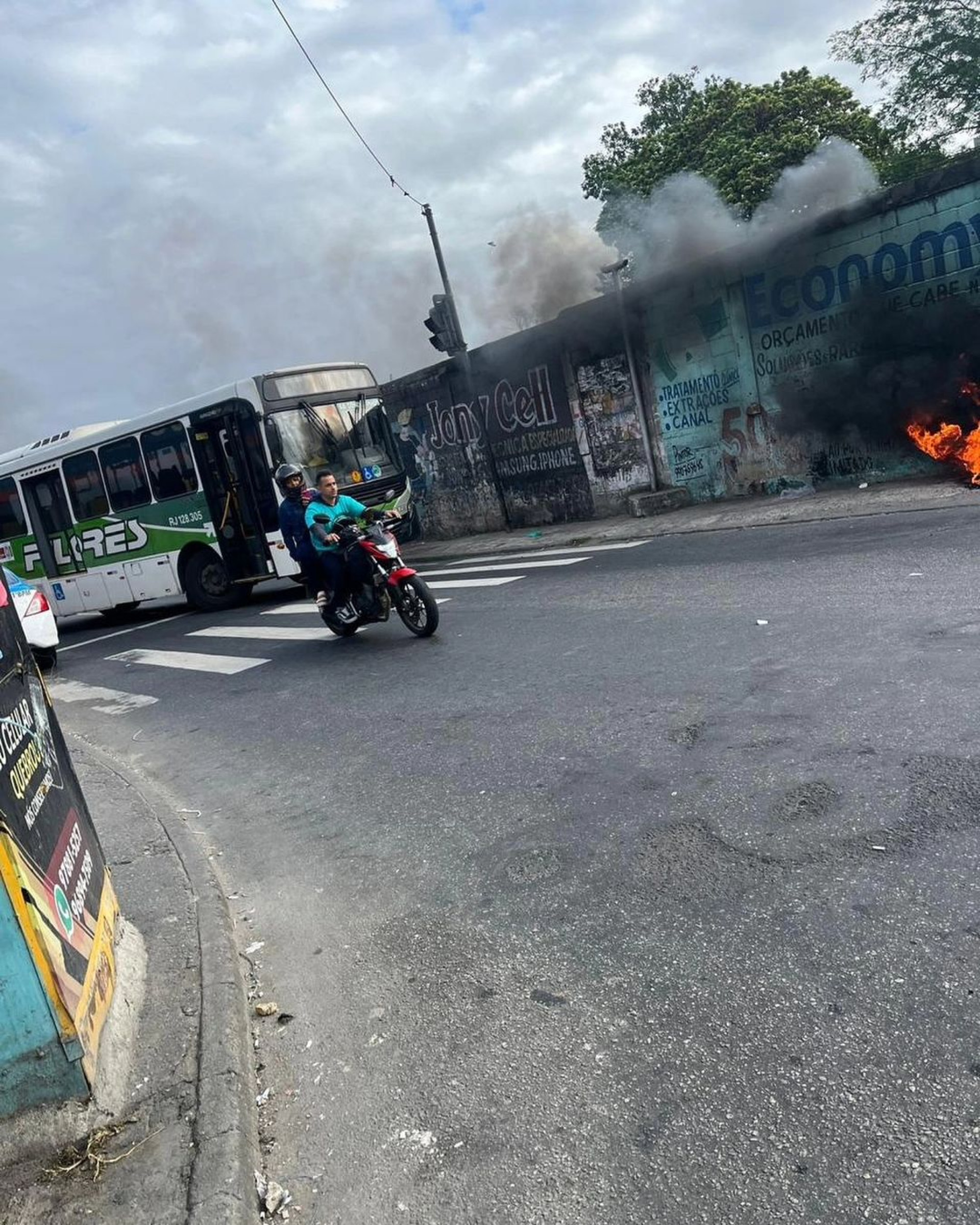 Criminosos usam ônibus para fechar Avenida na Zona Norte - Reprodução / Redes Sociais