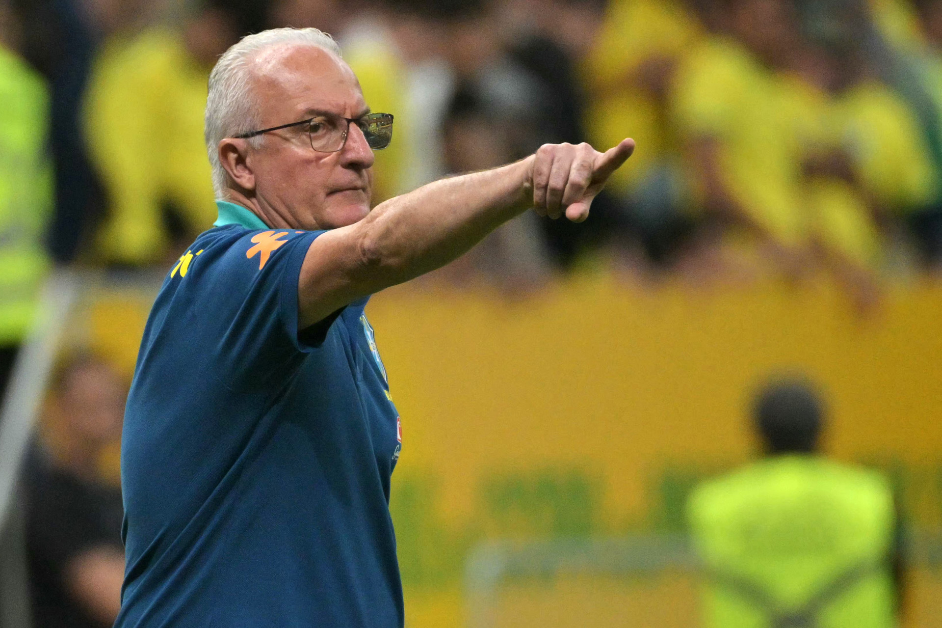 Dorival Júnior orienta o Brasil no jogo contra o Peru - Nelson Almeida / AFP