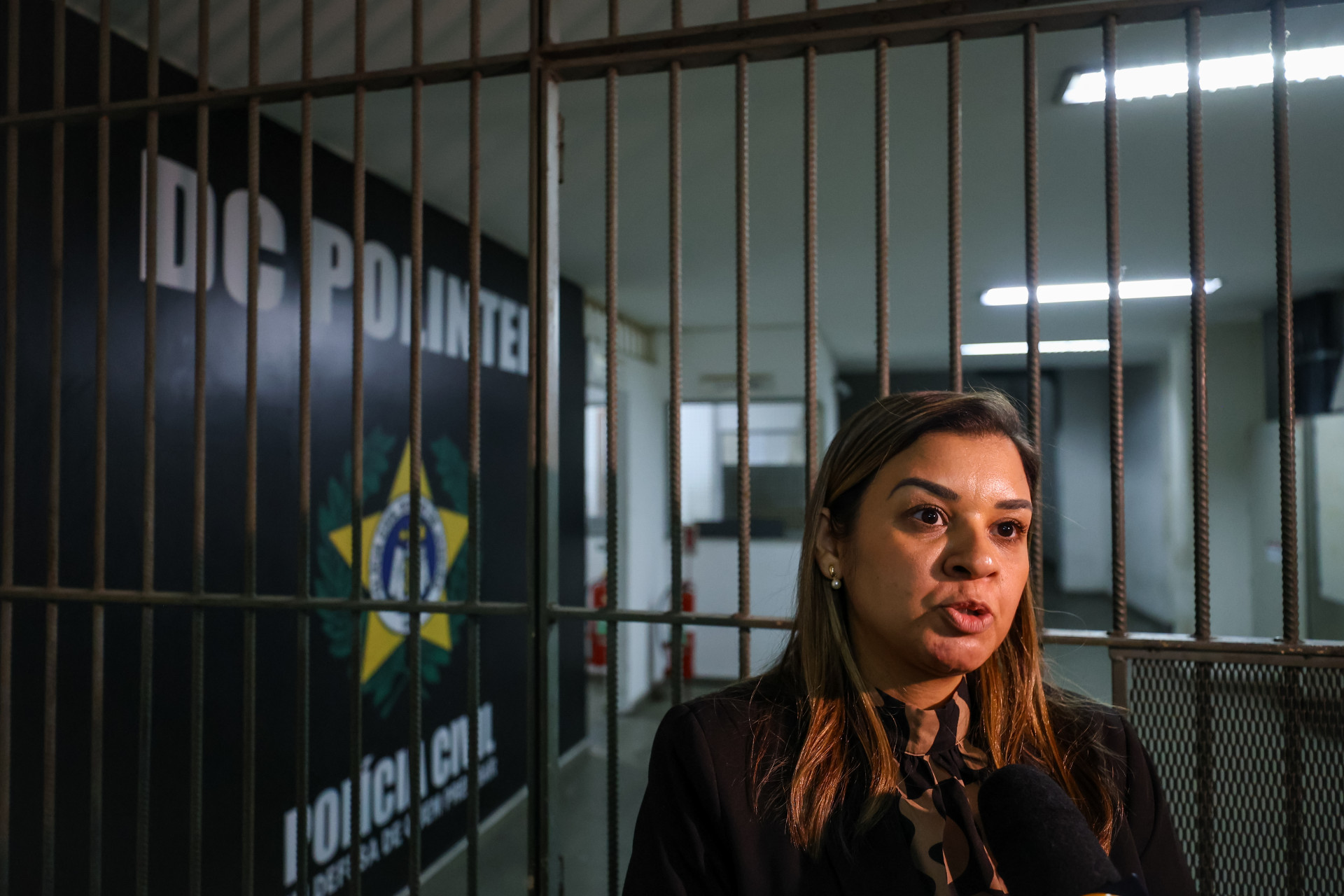 Gabriele Pereira esteve na Decon, nesta quarta-feira (16), para acompanhar o biólogo Cleber de Oliveira - Renan Areias/Agência O Dia