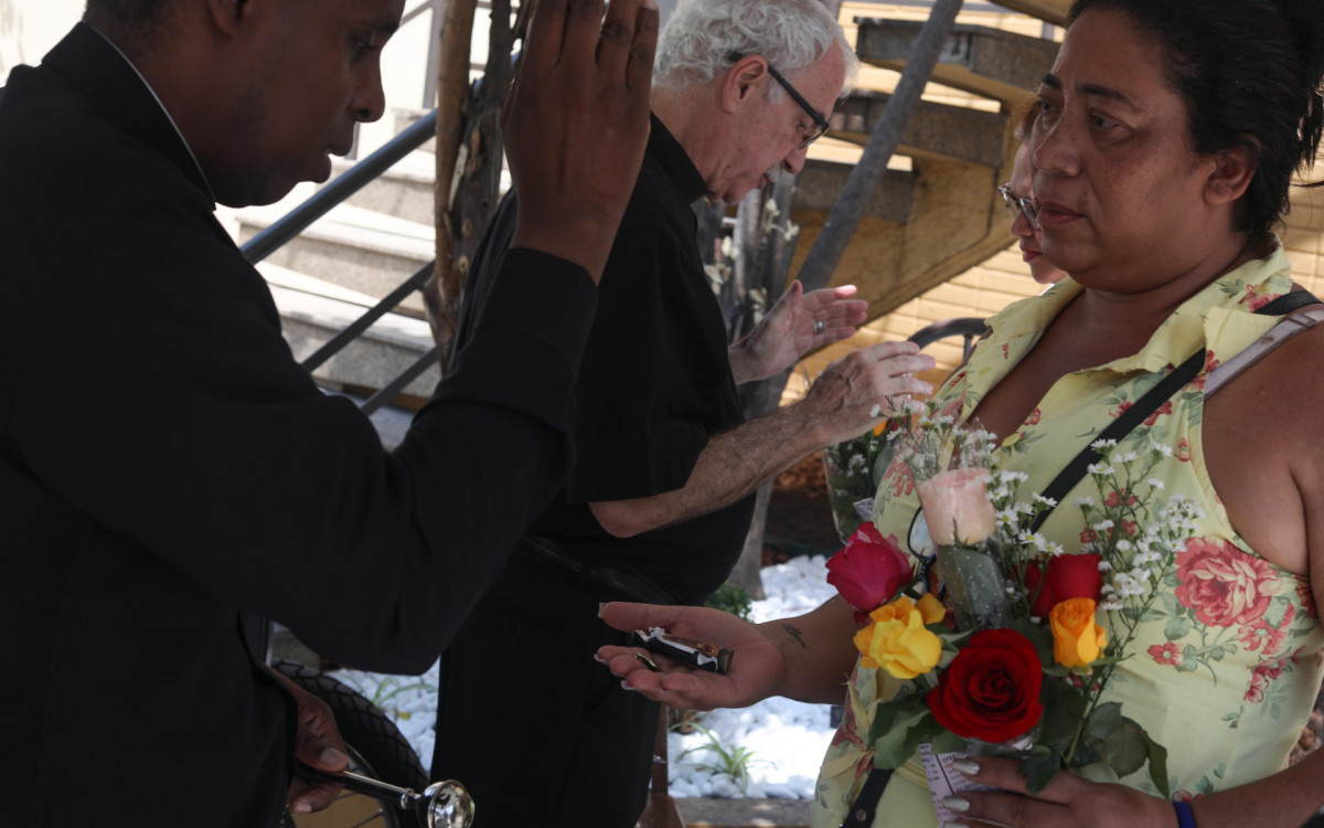 Sandra Regina, 49, conheceu o Santu&aacute;rio de Santa Edwiges por meio de seu pai - Pedro Teixeira/Ag&ecirc;ncia O Dia