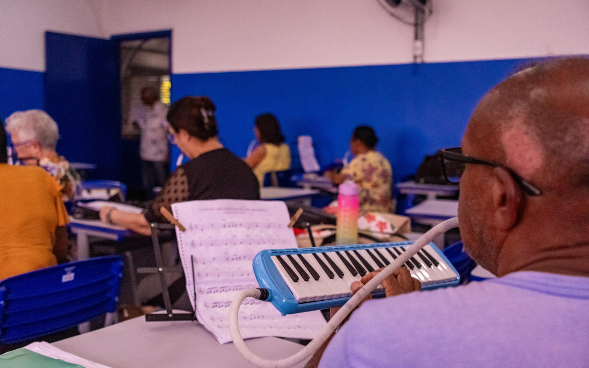Os alunos estão aprendendo a teclar na escaleta - instrumento musical que une teclado e sopro