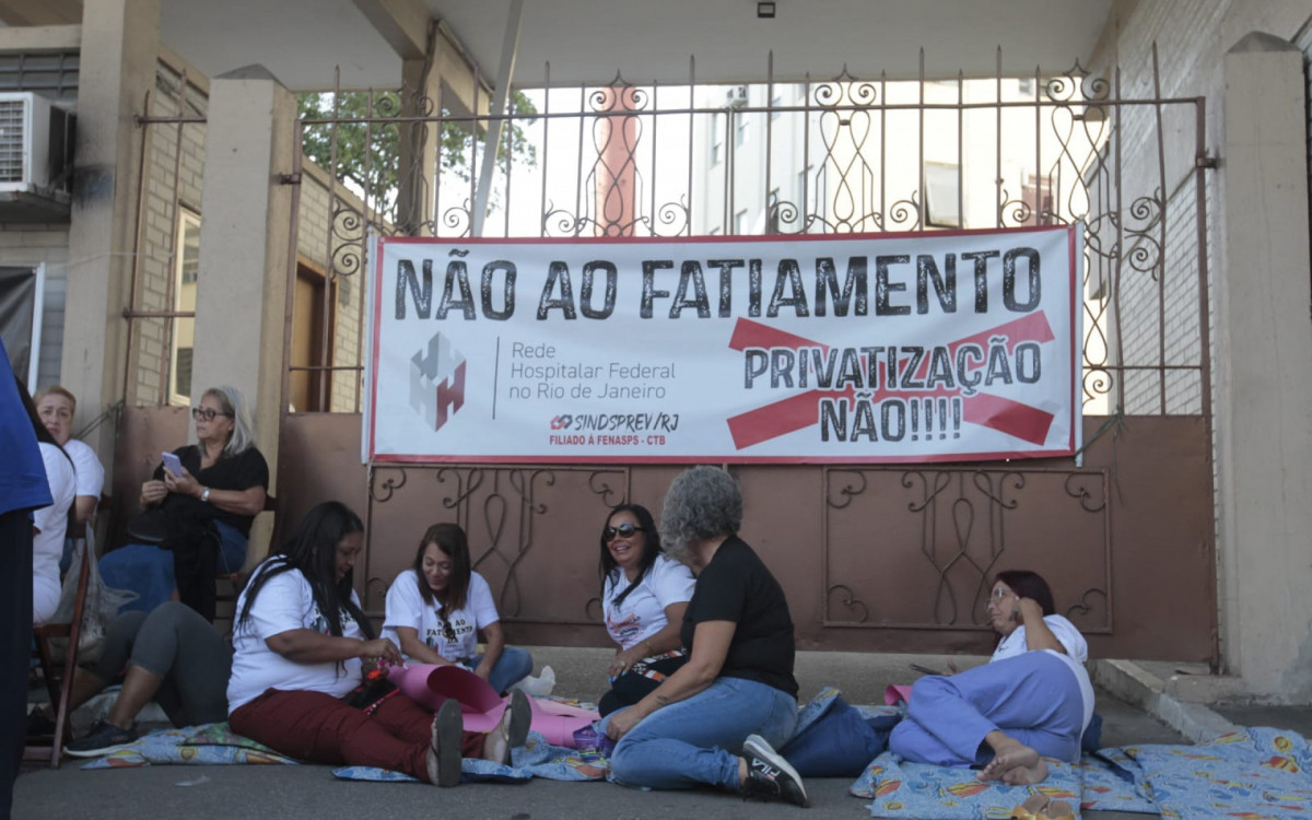 Servidores do Hospital Federal de Bonsucesso seguem acampados na porta da unidade
