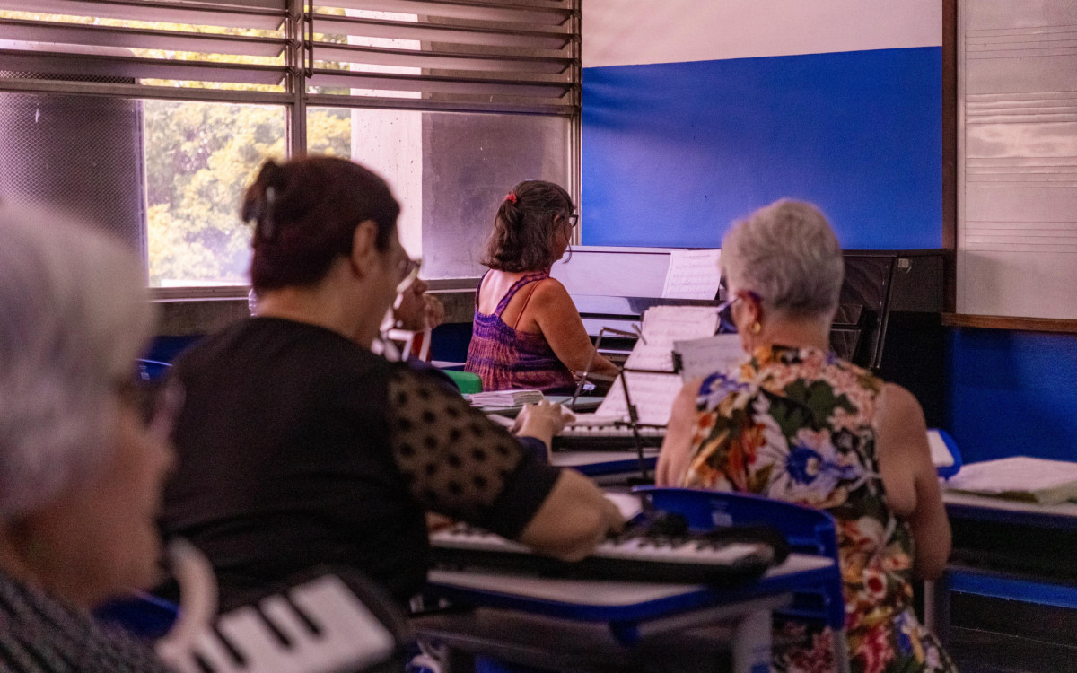 A primeira turma é de musicalização com a escaleta, a outra aprofunda os conhecimentos musicais na escaleta e há o grupo da seresta