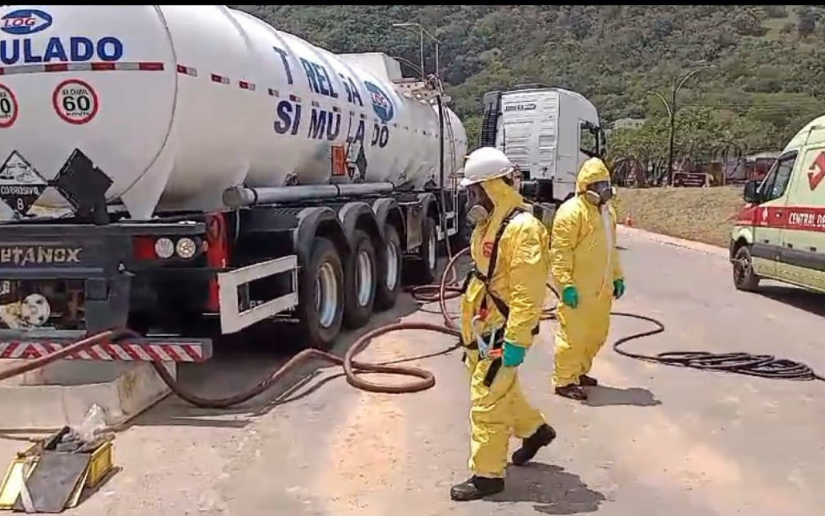 Carreta carregada de hipoclorito de sódio