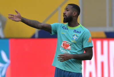 Com dor após vitória do Brasil, Gerson tranquiliza torcedores do Flamengo