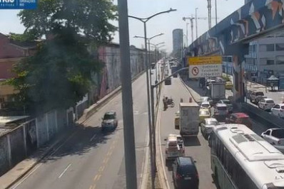 Acidente entre ônibus e moto deixa dois feridos no Centro do Rio