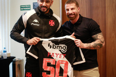 Alex Teixeira, Mateus Carvalho e Payet são homenageados por marcas no Vasco