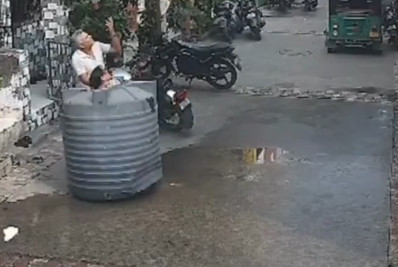 Milagre! Tanque de água cai em cima de mulher, que sai intacta; veja vídeo