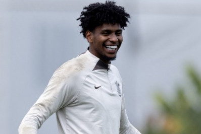 Flamengo não terá obrigação de negociar goleiro caso multa não seja paga pelo Corinthians