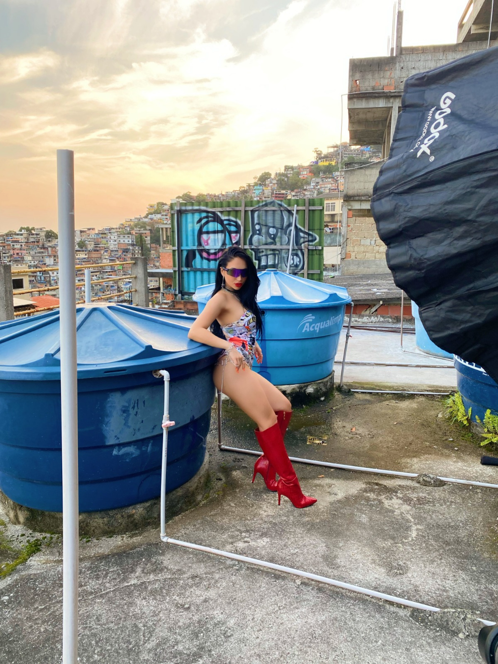 Filha do ídolo do Flamengo Petkovic, Ana Petkovic fez ensaio fotográfico inspirado na cultura do funk, no Vidigal - Divulgação / MF Press Global