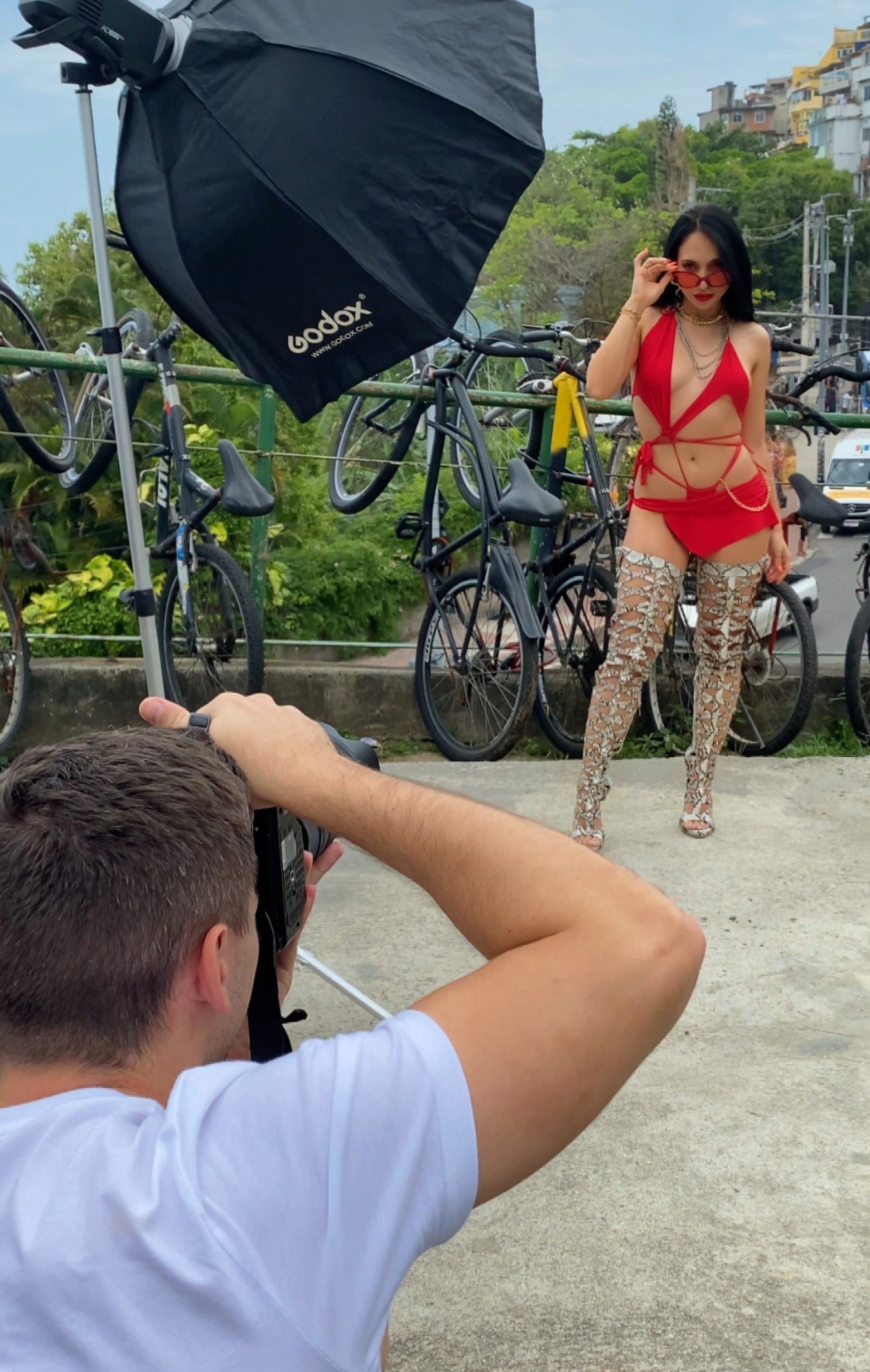 Filha do ídolo do Flamengo Petkovic, Ana Petkovic fez ensaio fotográfico inspirado na cultura do funk, no Vidigal - Divulgação / MF Press Global