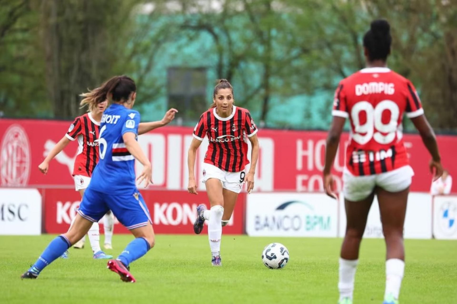 Nadia Nadim em ação pelo Milan - Divulgação