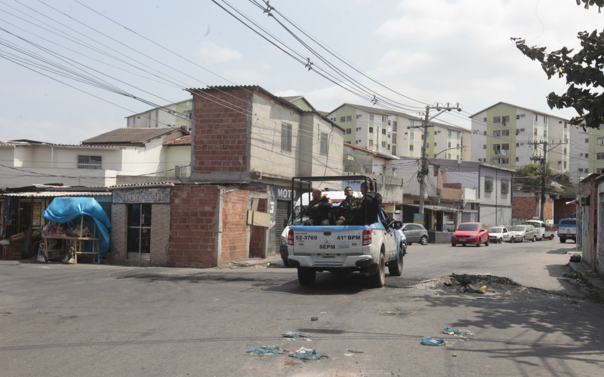 Movimentação policial na Estrada de Botafogo, no CPX da Pedreira