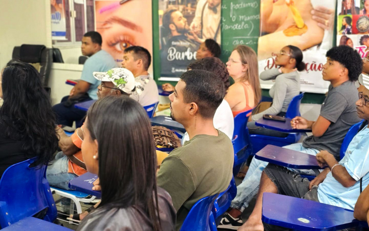 O público falou sobre as dificuldades para conseguir emprego. Morar na Baixada, o que faz com que muitas empresas os rejeitem por causa do alto custo do Riocard, a idade, entre outros temas