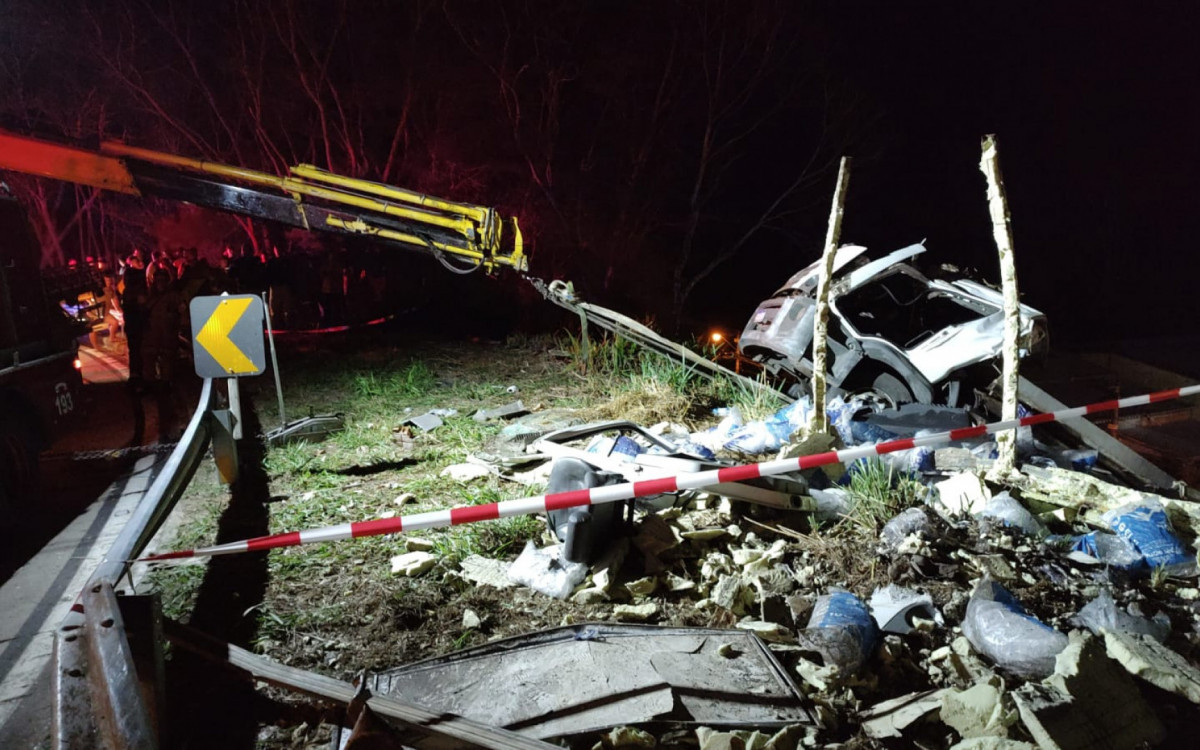 Caminhão ficou pendurado por cima de residências