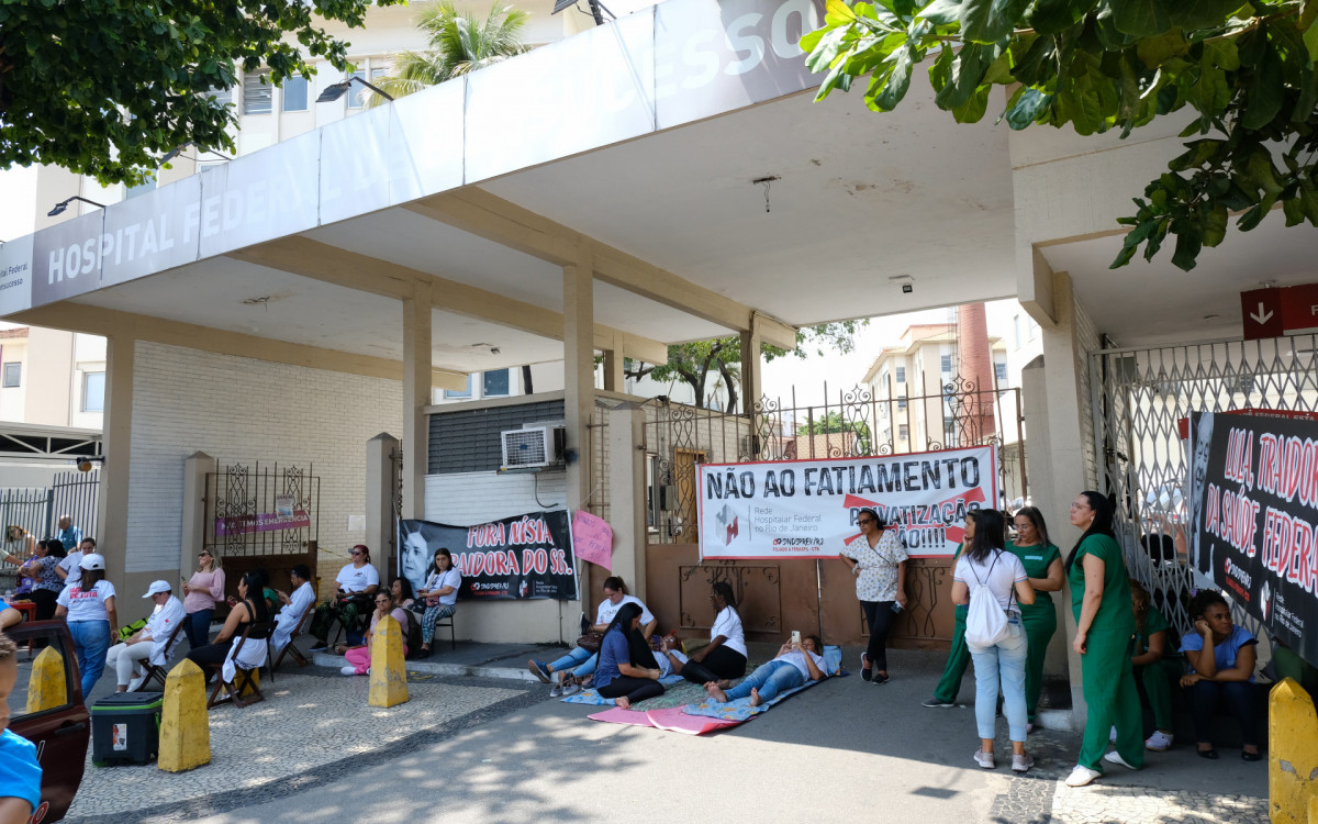 Movimentação da manifestação na porta do Hospital de Bonsucesso, nesta quinta-feira (17).