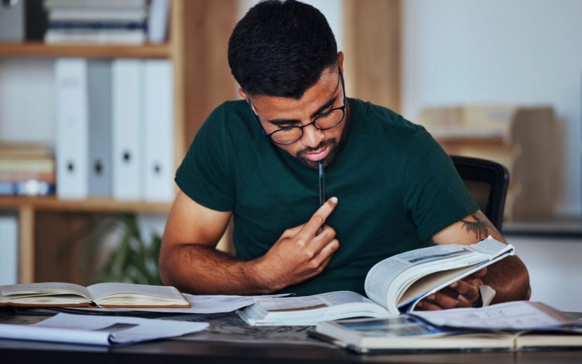 A reta final antes do exame é um período primordial da trajetória de estudos e deve ser organizada (Imagem: PeopleImages.com - Yuri A | Shutterstock)