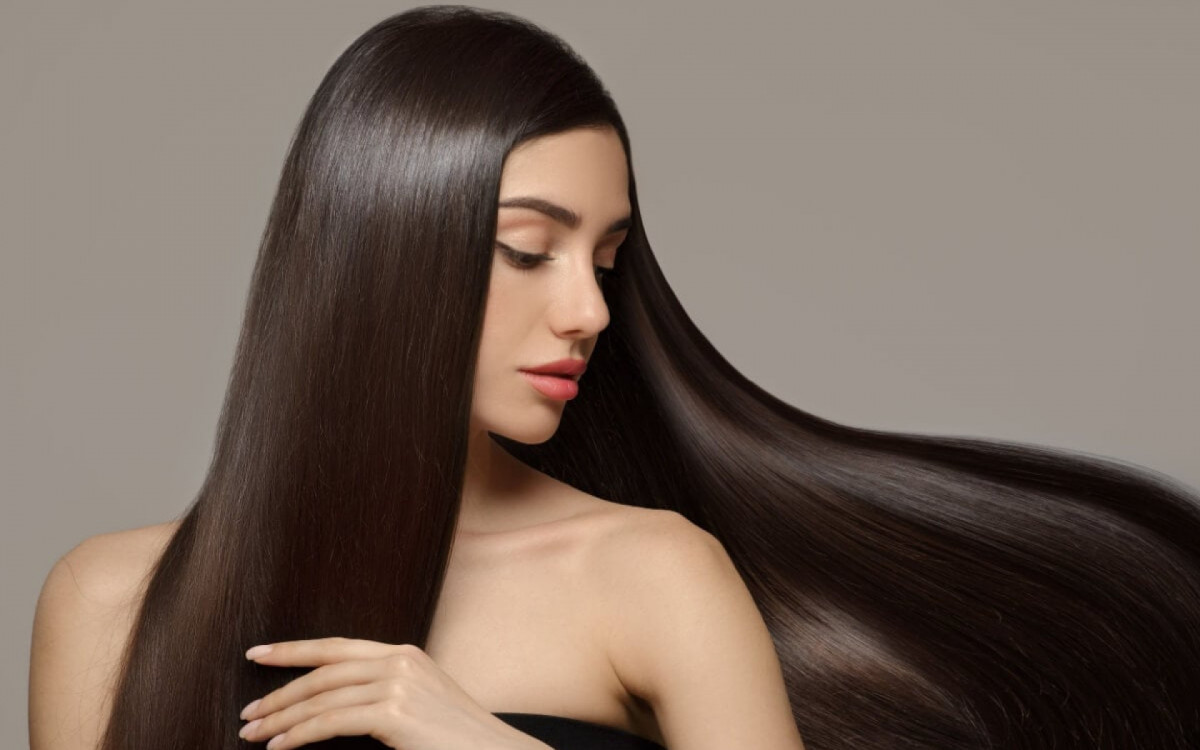 O mega hair permite mudar o visual de forma simples e rápida (Imagem: Kourdakova Alena | Shutterstock)